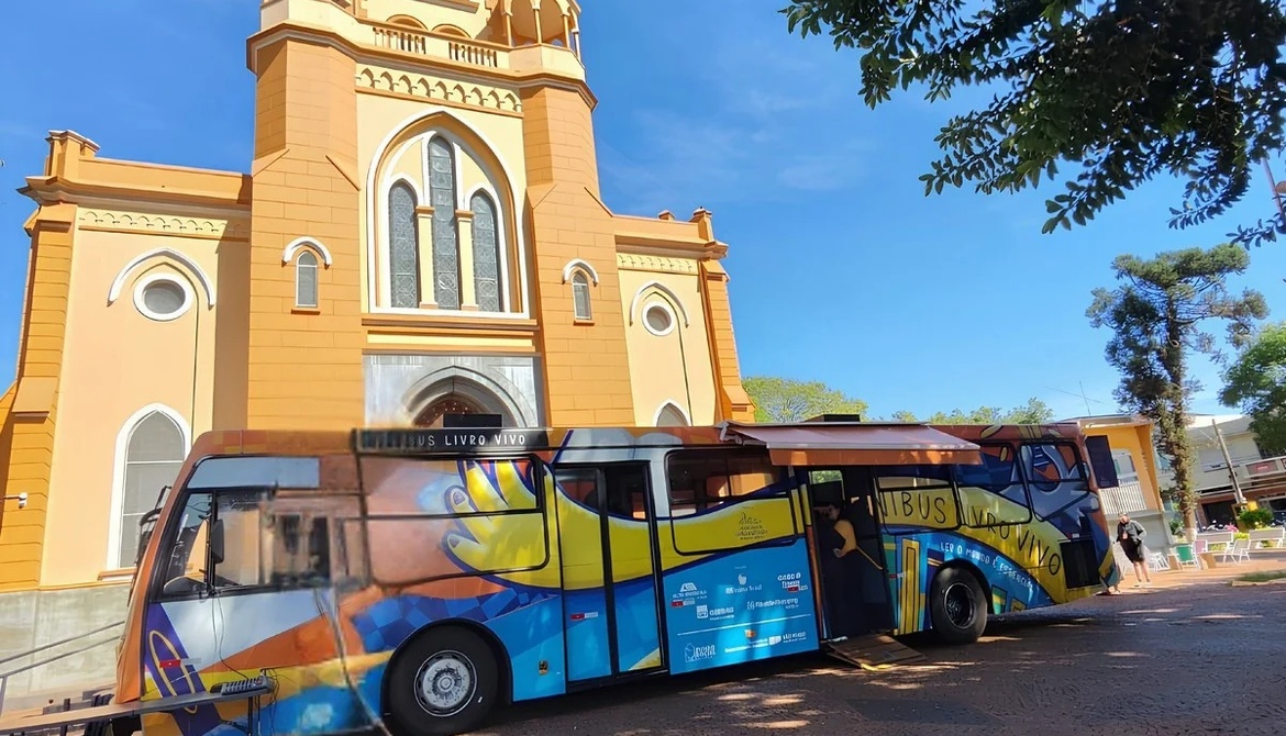 Palmeiras Saneamento leva a magia da leitura para mais de 420 crianças com o projeto Ônibus Livro Vivo