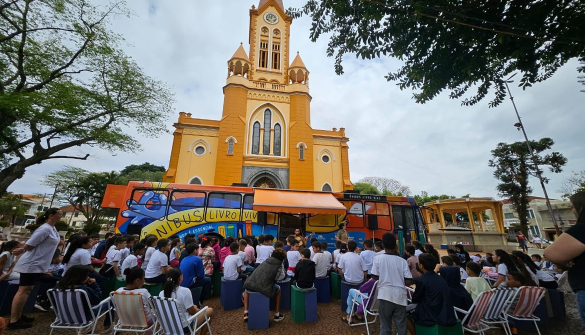 PALMEIRAS SANEAMENTO LEVA LITERATURA E ENCANTAMENTO PARA MAIS DE 450 CRIANÇAS COM O PROJETO ÔNIBUS LIVRO-VIVO
